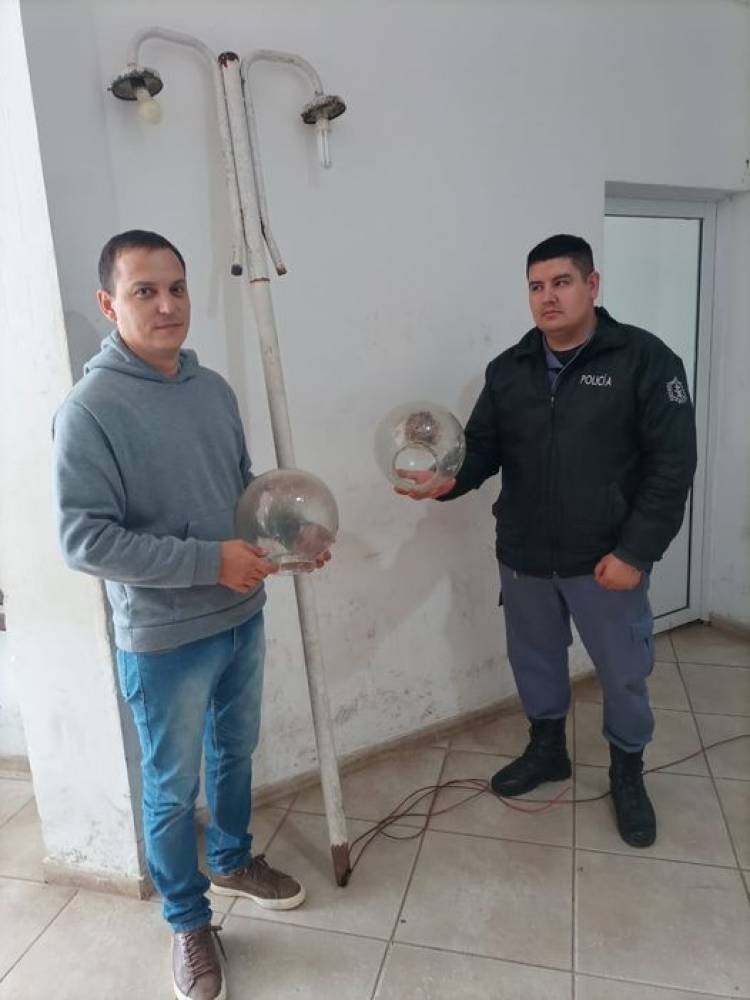 VILLA ÁNGELA: LA POLICÍA RECUPERO ELEMENTOS DE ILUMINACIÓN
