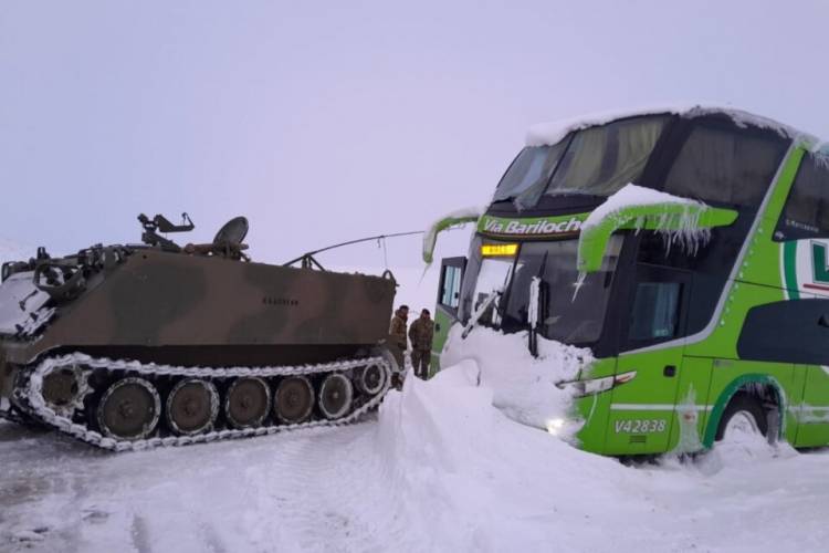 EL EJÉRCITO SE MOVILIZÓ PARA RESCATAR A DECENAS DE PERSONAS ATRAPADAS EN CAMIONES, MICROS Y AUTOS