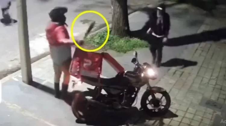 UN REPARTIDOR SE ENFRENTÓ A DOS LADRONES CON UN MACHETE