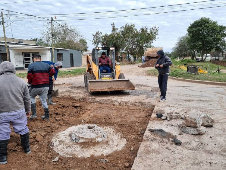 MUNICIPALIDAD DE VILLA ÁNGELA INICIA BACHEO EN EL BARRIO REMEDIOS DE ESCALADA
