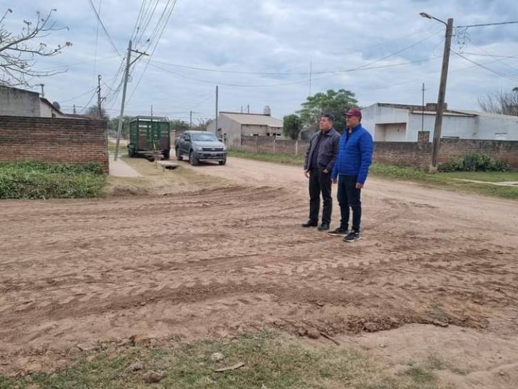 INTENDENTE ADALBERTO PAPP SUPERVISA TRABAJOS DE PERFILADO EN EL BARRIO 159 VIVIENDAS
