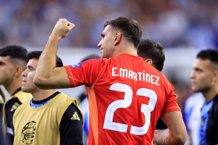 LOS DOS PENALES QUE ATAJÓ EL DIBU MARTÍNEZ