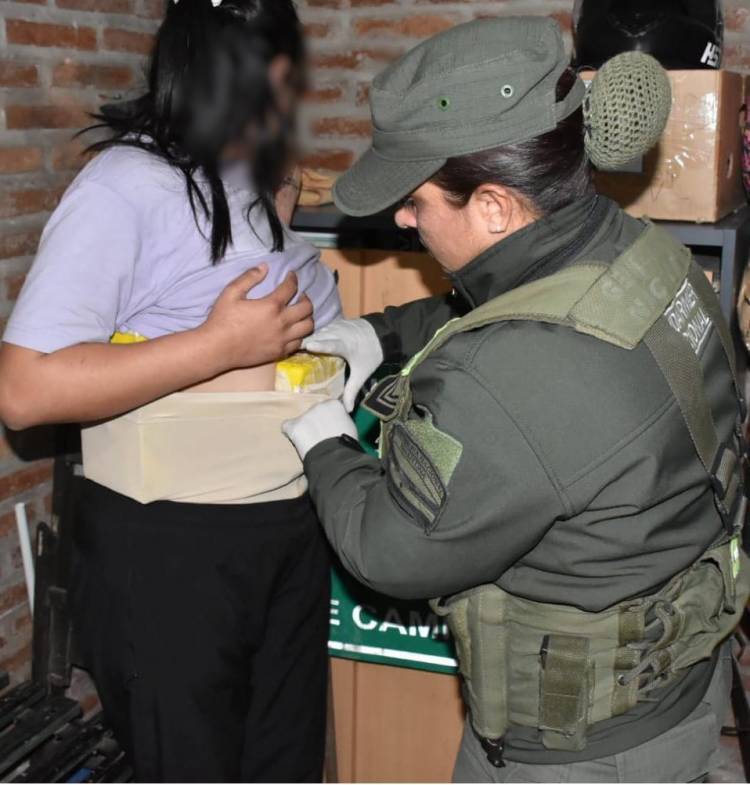 DETECTAN UNA PASAJERA QUE TRANSPORTABA ESTUPEFACIENTES ADOSADO A SU CUERPO 