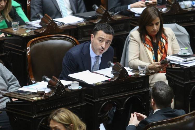 EL RADICALISMO DEPONE LAS ARMAS Y SE ACERCA CADA VEZ MÁS A JAVIER MILEI