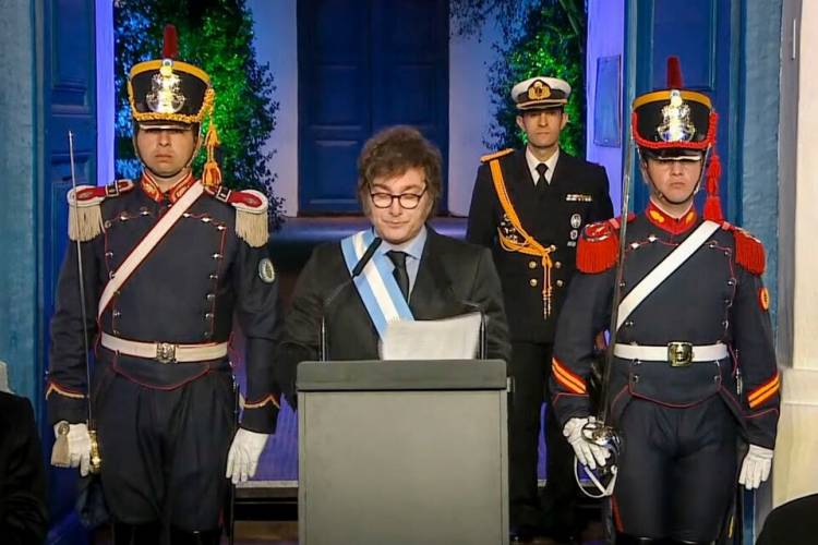 MILEI SOLO LOGRÓ UN ACTO FRÍO PARA UN PACTO DEVALUADO