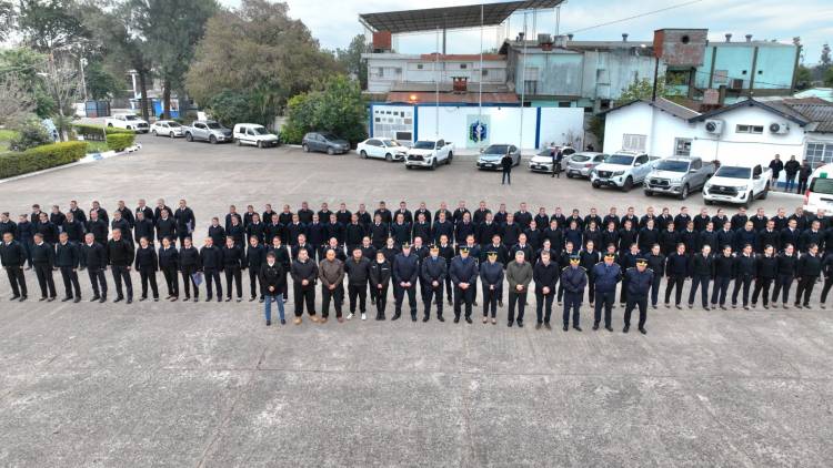 ENTREGA DE UNIFORMES PARA ALUMNOS