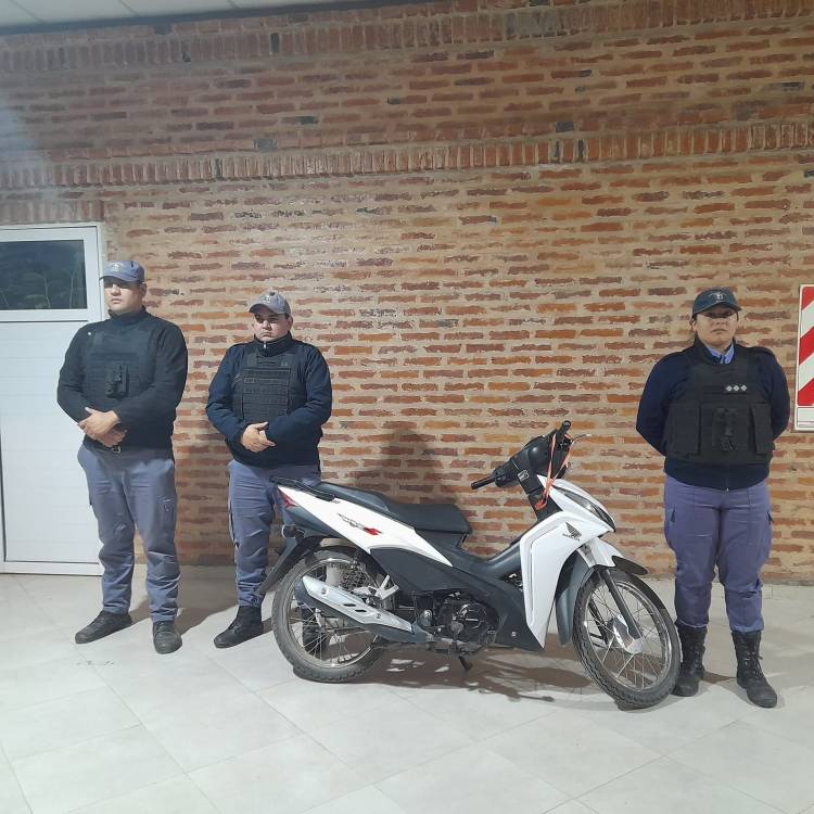 ABANDONÓ SU MOTOCICLETA AL VER A LA POLICÍA