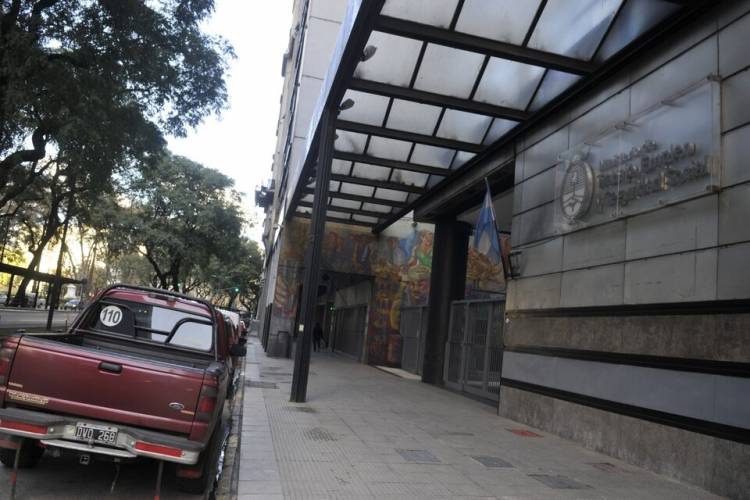 PROPUESTA SALARIAL DE LA UIA: SUBIR $5000 POR MES