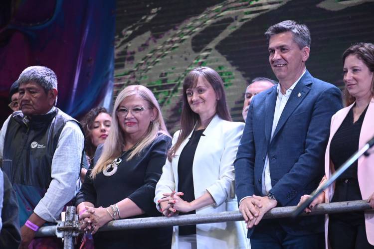 BIENAL 2024: EL PODER LEGISLATIVO ENTREGÓ EL 2° PREMIO AL ESCULTOR CHILENO CON LA OBRA "MULTIPLICIDAD 