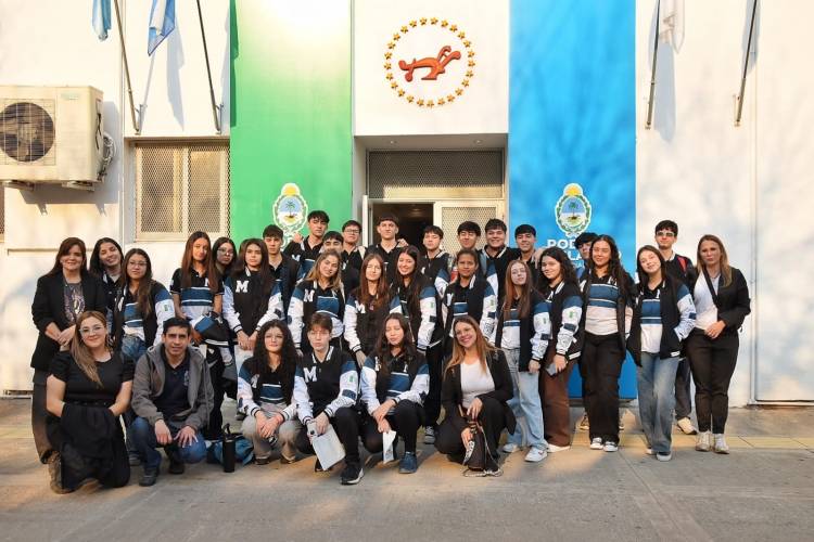 ESTUDIANTES DE PRESIDENCIA ROQUE  SÁENZ PEÑA Y MACALLE VISITARON EL RECIENTO LEGISLATIVO 