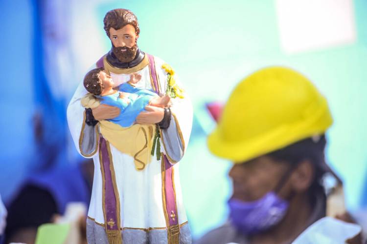 SAN CAYETANO, ACTO UNITARIO EN PLAZA DE MAYO CON LA DENUNCIA DEL HAMBRE EN PRIMER PLANO