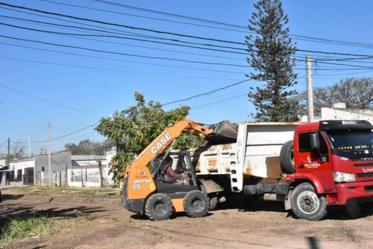 LA MUNICIPALIDAD DE VILLA ÁNGELA CONTINÚA CON LOS TRABAJOS DE PERFILADO EN EL BARRIO SUR