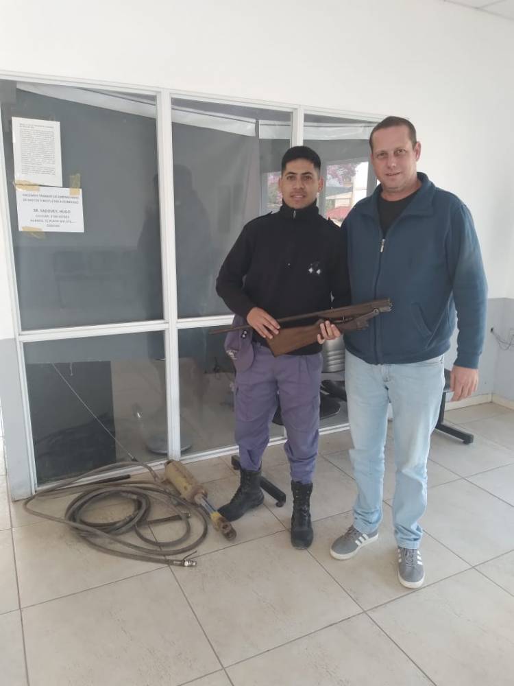 INGRESARON A UN CAMPO, ROBARON Y TERMINARON DETENIDOS