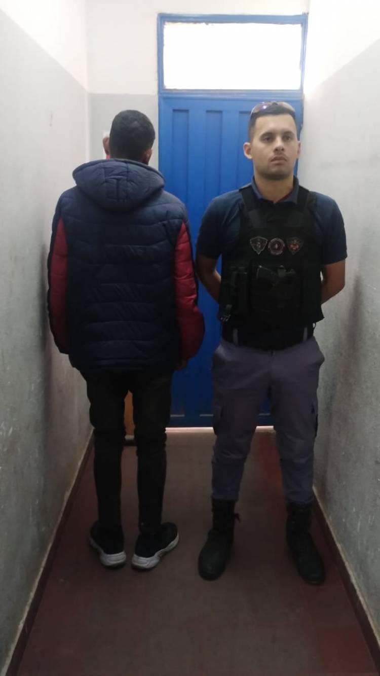 FUE A DENUNCIAR A SU EX POR MALTRATO INFANTIL Y TERMINO PRESO POR UN PEDIDO DE CAPTURA