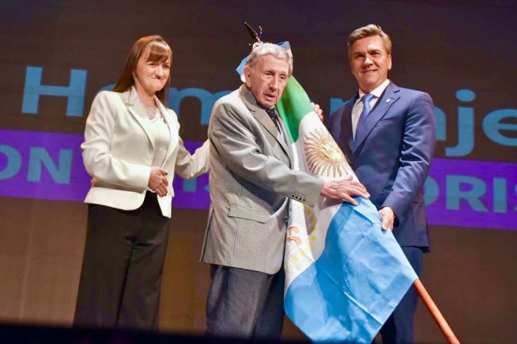 EL GOBIERNO PROVINCIAL RINDIÓ HOMENAJE Y DECLARÓ ABANDERADO DE LA PROVINCIA A DON LUIS LANDRISCINA