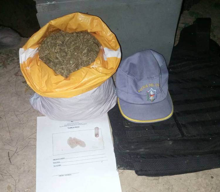 ABANDONÓ UNA BOLSA CON MARIHUANA CUANDO VIO A LOS AGENTES¨