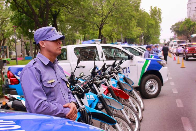 EL GOBERNADOR ZDERO ENTREGÓ PATRULLEROS Y MOTOS PARA COMISARÍAS DE RESISTENCIA Y EL INTERIOR