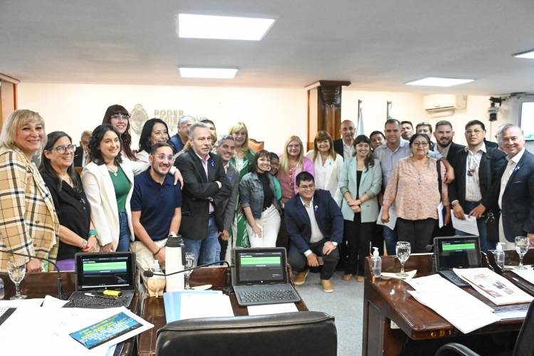 LA LEGISLATURA APROBÓ LA SUSPENSIÓN DE LAS PASO Y LA REGULACIÓN DE LA INTELIGENCIA ARTIFICIAL EN EL SISTEMA EDUCATIVO