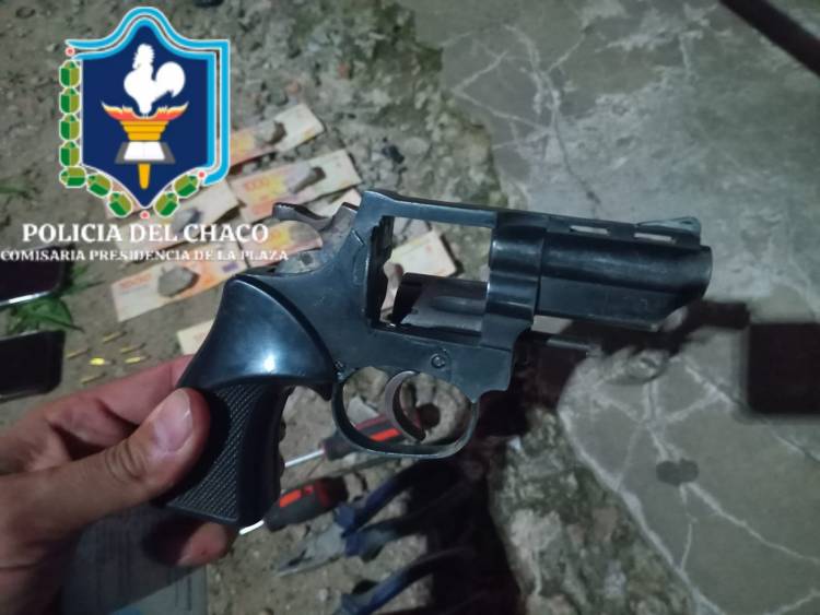 CIRCULABAN CON UN ARMA DE FUEGO Y VARIAS “BOCHITAS” DE COCAÍNA