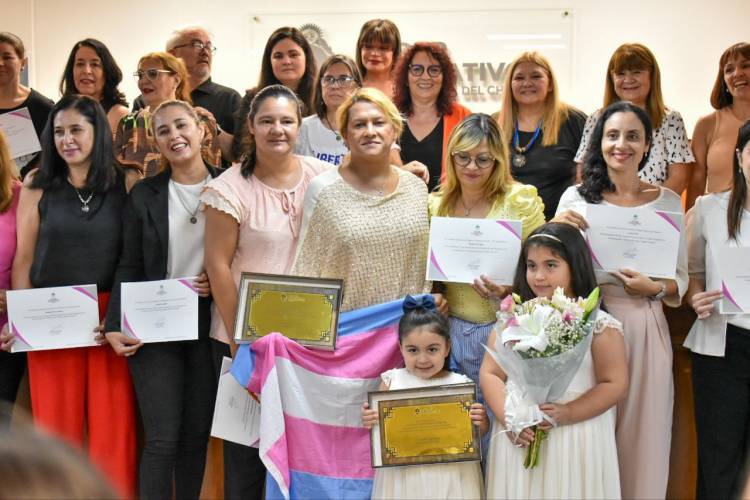 DALEX ARIADNA GALLOZO Y ALDANA ELIZABETH MARTIN GONZALEZ FUERON GALARDONADAS CON EL PREMIO "BETTINA VASQUEZ" 