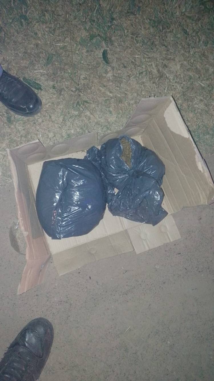 HUYERON DE UN CONTROL Y ABANDONARON LO QUE TRANSPORTABAN: CASI UN KILO DE MARIHUANA