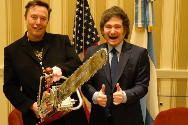 MILEI SE REUNIÓ CON SU ÍDOLO ELON MUSK Y LE REGALÓ UNA MOTOSIERRA