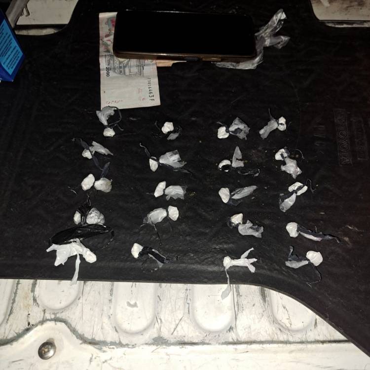INCAUTAN VARIAS “BOCHITAS” DE COCAÍNA A UNA PRESUNTA DEALERS