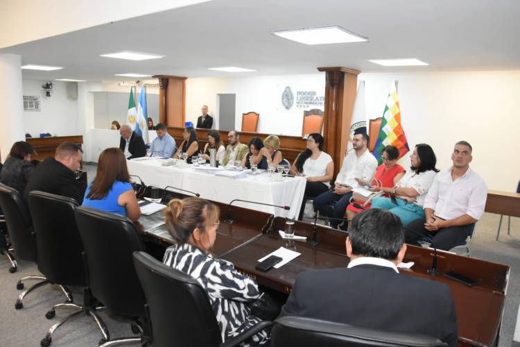 ELECCIÓN DE DEFENSOR DEL PUEBLO Y ADJUNTO: LOS POSTULANTES EXPUSIERON EN CONSULTA PÚBLICA SUS INTENCIONES Y PROPUESTAS