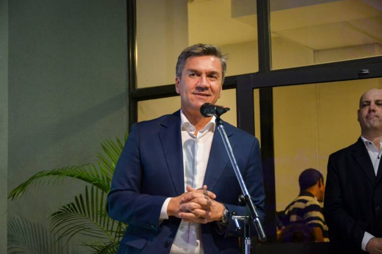 SE INAUGURÓ EN LA CASA DE LAS CULTURAS, UNA ESCULTURA HIPERREALISTA DE FABRICIANO GÓMEZ