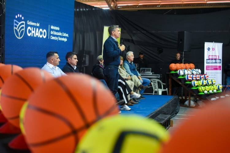 GRAL. SAN MARTÍN: EL GOBERNADOR ZDERO ENTREGÓ EQUIPAMIENTOS DEPORTIVOS A INSTITUCIONES EDUCATIVAS DE LA REGIONAL V