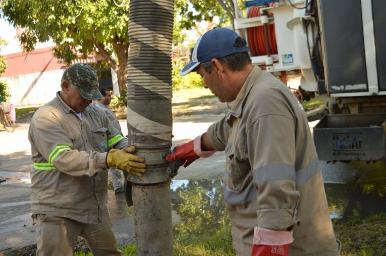 AMBIENTE SANO: SAMEEP REALIZÓ TAREAS DE LIMPIEZA Y MANTENIMIENTO DE CLOACAS EN EL BARRIO BORRINI DE RESISTENCIA