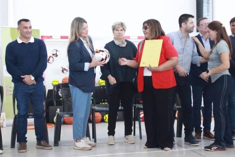 SÁENZ PEÑA: EL GOBIERNO DEL CHACO ENTREGÓ ELEMENTOS DE EDUCACIÓN FÍSICA A 175 ESCUELAS PRIMARIAS Y SECUNDARIAS