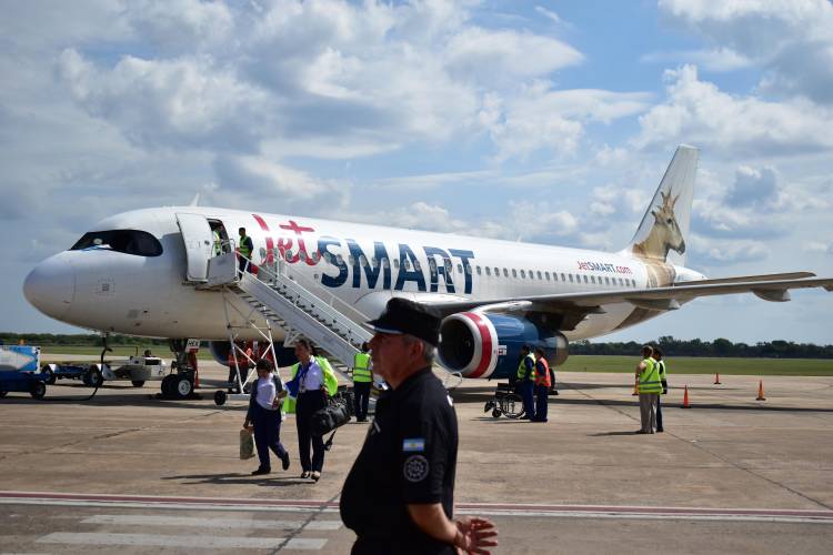 EL GOBERNADOR ZDERO ACOMPAÑÓ LA LLEGADA DEL  VUELO INAUGURAL DE JETSMART EN RESISTENCIA