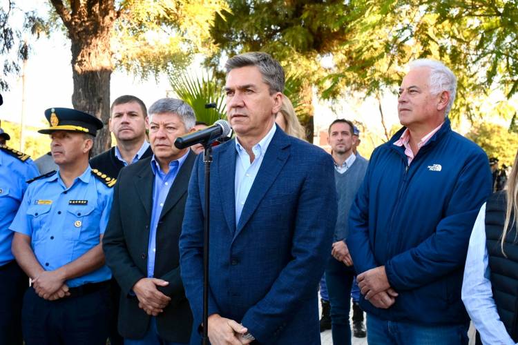 JUAN J. CASTELLI: EL GOBERNADOR ZDERO INAUGURÓ LAS REFACCIONES EN LA COMISARÍA PRIMERA 