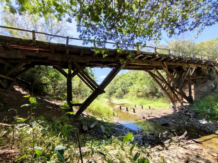 MEJOR CONECTIVIDAD RURAL: EL GOBIERNO PROVINCIAL INICIA LA CONSTRUCCIÓN DE UN NUEVO PUENTE SOBRE EL ARROYO QUINTANA