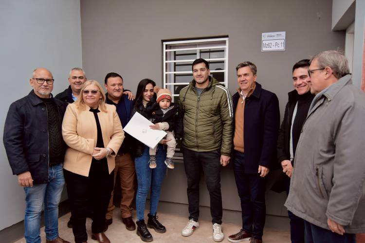OBRAS QUE TRANSFORMAN LA VIDA: EL GOBERNADOR ZDERO ENTREGÓ VIVIENDAS A FAMILIAS DE CHOROTIS