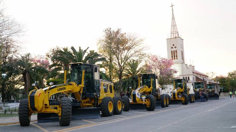FORTALECIENDO LA RED VIAL: EL GOBERNADOR ZDERO ENTREGÓ UNA NUEVA MAQUINARIA AL CONSORCIO CAMINERO N°14 DE CHARATA