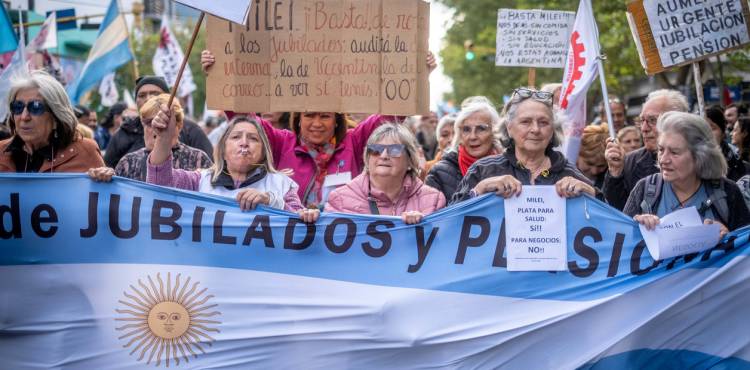 LOS JUBILADOS REALIZARON LA PRIMERA MARCHA DEL AÑO FRENTE AL CONGRESO