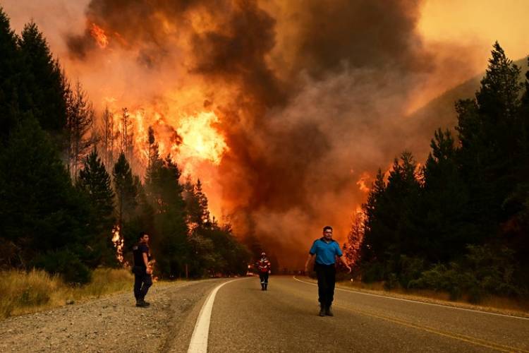 INCENDIOS EN CHUBUT: EL FUEGO CRUZÓ LA RUTA 40, CORTE TOTAL Y MÁS DE 3.000 EVACUADOS