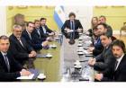 RADICALES CON PELUCA, FOTO EN LA ROSADA Y CANCHA INCLINADA EN FAVOR DEL VETO