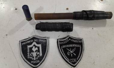 TENÍAN UNA MOTOCICLETA ADULTERADA Y UN ARMA TUMBERA ENTRE SUS PRENDAS