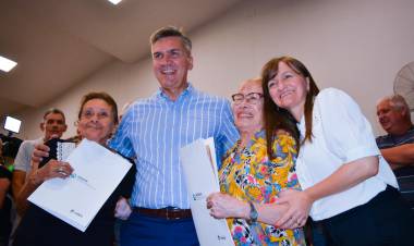 EL GOBERNADOR ZDERO ENTREGÓ 50 TÍTULOS DE PROPIEDAD A FAMILIAS DE GENERAL SAN MARTÍN