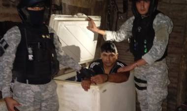 VIOLÓ LA PRISIÓN DOMICILIARIA Y LO ATRAPARON OCULTO EN UN FREEZER