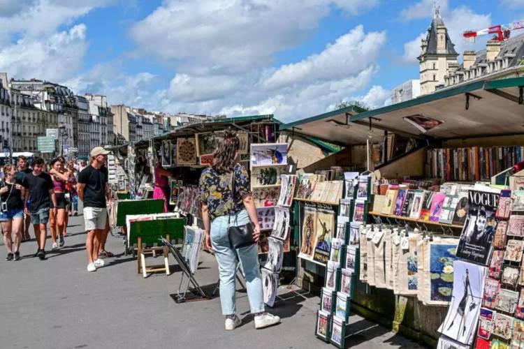 FRANCIA RENUNCIA A RETIRAR LOS LIBREROS DEL SENA CON MOTIVO DE LOS JJOO  