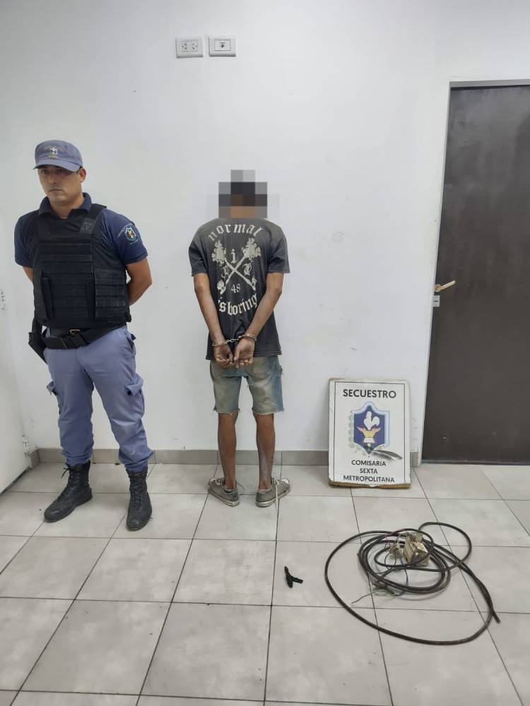 FUE ATRAPADO CORTANDO CABLES EN LA VÍA PÚBLICA 