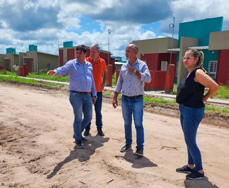 EL PRESIDENTE DEL IPDUV SUPERVISÓ OBRAS EN EL PARAJE EL PALMAR, QUITILIPI 