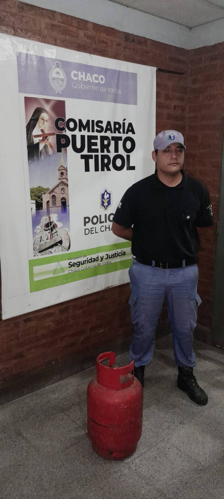 SE LLEVARON SU GARRAFA DE GAS, PERO LOS AGENTES LA HALLARON 