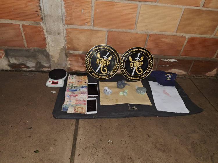 LOS ATRAPARON CON MARIHUANA EN EL PASILLO: LA HABRÍAN COMPRADO SEGUNDOS ANTES 