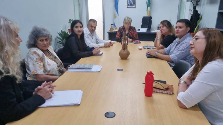 LA MINISTRA NAIDENOFF SE REUNIÓ CON  MIEMBROS OFICIALES DEL CONSEJO DE EDUCACIÓN