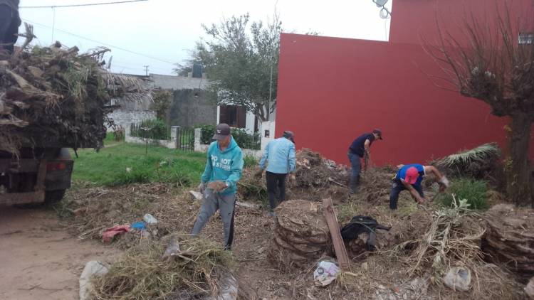VILLA ÁNGELA: INTERVENCIÓN MUNICIPAL EN LIMPIEZA, BARRIDO, RECOLECCIÓN DE RAMAS Y BACHEO